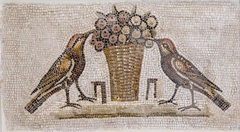 Mosaique de deux grives de chaque côté d’un panier de raisinsDatation : III eme ap. J.-C . - musée archéologique de Sousse dans la Kasbah située en haut de la medina de Sousse
