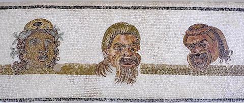 Mosaique masques de théâtre - musée archéologique de Sousse dans la Kasbah située en haut de la medina de Sousse