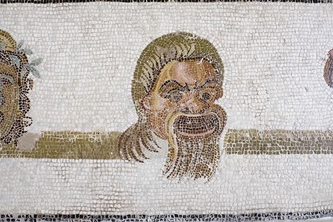 Mosaique masques de théâtre - musée archéologique de Sousse dans la Kasbah située en haut de la medina de Sousse