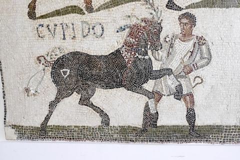 Mosaique d'hommes et chevaux - musée archéologique de Sousse dans la Kasbah située en haut de la medina de Sousse
