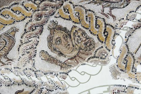 Mosaique, composition en cercle orné d'une sinusoïde avec un médaillon  central avec Apollon, dieu de la musique et de la poésie, appuyé sur sa lyre et Erato, muse de la poésie érotique. Sont également représentées huit muses en buste, des oiseaux et plantes. Seconde moitié du IIIème siècle - musée archéologique de Sousse dans la Kasbah située en haut de la medina de Sousse