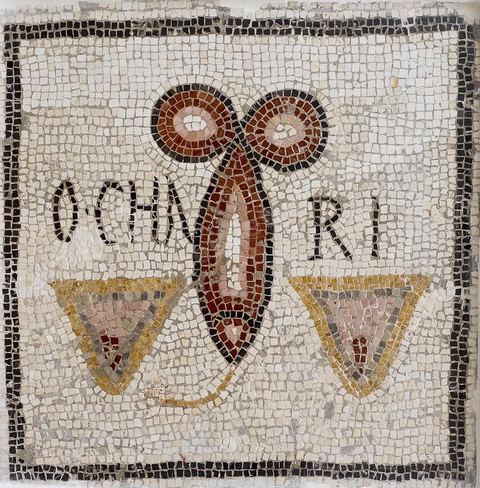 mosaique panneau d’un seuil représentant un phallus, motif à valeur prophylactique et une inscription O.CHARI évoquant les délices, la fécondité et l'abondance (0,52m x 0, 52m)Datation : III eme siècle ap J.-C - musée archéologique de Sousse dans la Kasbah située en haut de la medina de Sousse