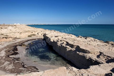 plage et cote rocheuse de Salakta