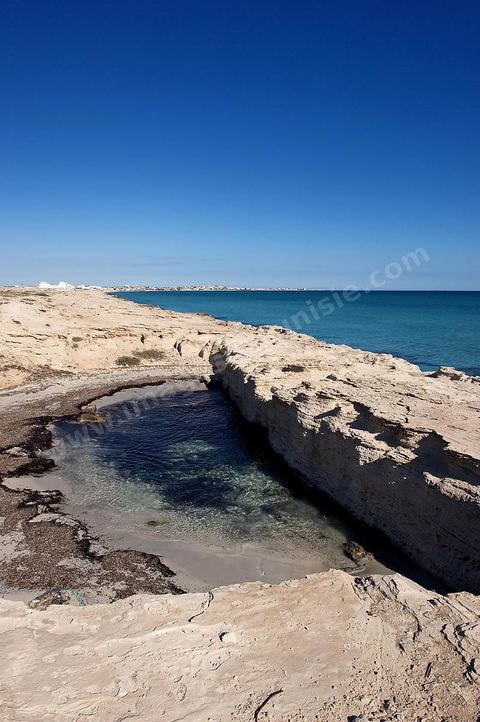 plage et cote rocheuse de Salakta
