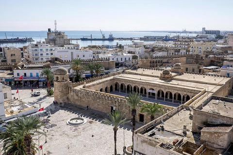 Vue sur la grande mosquée et le port de Sousse ou la perle du Sahel. 