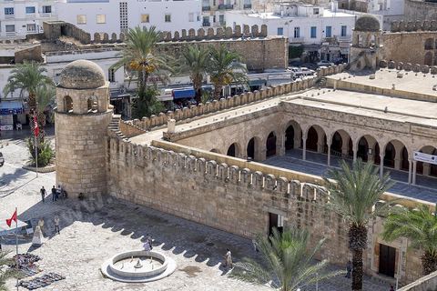 Vue sur la grande mosquée et le port de Sousse ou la perle du Sahel. 