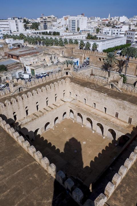 Vue sur la vour intérieure du ribat et Sousse moderne. Sousse ou la perle du Sahel. 