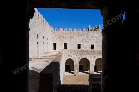 La cour intérieure entourée d'un portique sous lequel s'ouvrent les cellules des moines du ribat de Sousse. Sousse ou la perle du Sahel. 