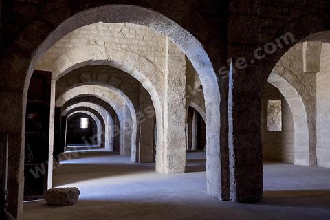 La cour intérieure entourée d'un portique sous lequel s'ouvrent les cellules des moines du ribat de Sousse. Sousse ou la perle du Sahel. 