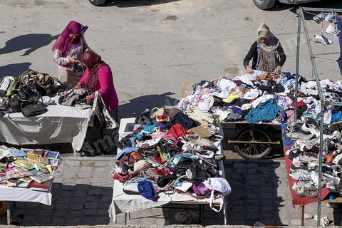 Marché aux frippes dans la medina de Sousse ou la perle du Sahel. 