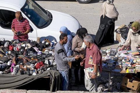 Marché aux frippes dans la medina de Sousse ou la perle du Sahel. 