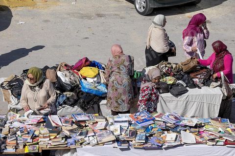 Marché aux frippes dans la medina de Sousse ou la perle du Sahel. 