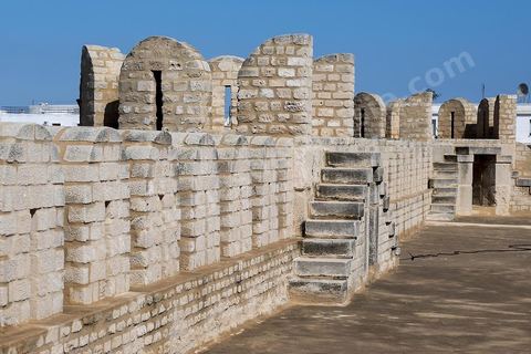 La cour intérieure entourée d'un portique sous lequel s'ouvrent les cellules des moines du ribat de Sousse. Sousse ou la perle du Sahel. 