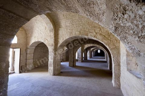 La cour intérieure entourée d'un portique sous lequel s'ouvrent les cellules des moines du ribat de Sousse. Sousse ou la perle du Sahel. 