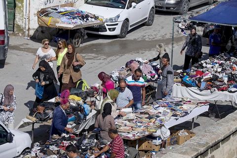 Marché aux frippes dans la medina de Sousse ou la perle du Sahel. 