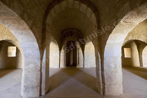 La cour intérieure entourée d'un portique sous lequel s'ouvrent les cellules des moines du ribat de Sousse. Sousse ou la perle du Sahel. 