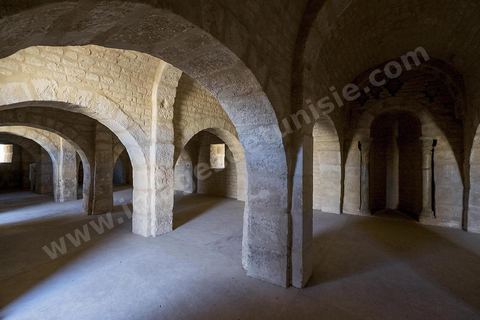La cour intérieure entourée d'un portique sous lequel s'ouvrent les cellules des moines du ribat de Sousse. Sousse ou la perle du Sahel. 