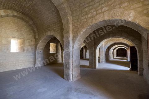 La cour intérieure entourée d'un portique sous lequel s'ouvrent les cellules des moines du ribat de Sousse. Sousse ou la perle du Sahel. 