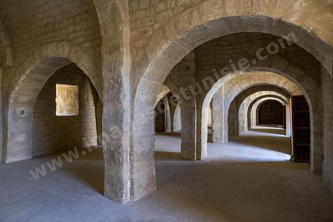 La cour intérieure entourée d'un portique sous lequel s'ouvrent les cellules des moines du ribat de Sousse. Sousse ou la perle du Sahel. 