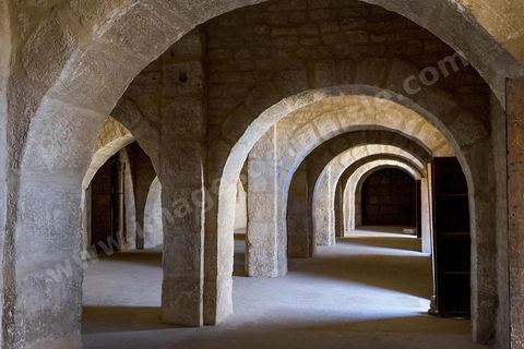 La cour intérieure entourée d'un portique sous lequel s'ouvrent les cellules des moines du ribat de Sousse. Sousse ou la perle du Sahel. 