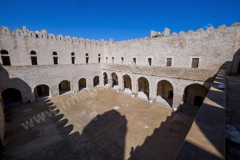 La cour intérieure entourée d'un portique sous lequel s'ouvrent les cellules des moines du ribat de Sousse. Sousse ou la perle du Sahel. 