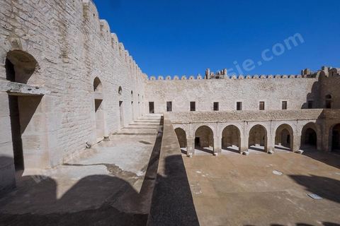 La cour intérieure entourée d'un portique sous lequel s'ouvrent les cellules des moines du ribat de Sousse. Sousse ou la perle du Sahel. 