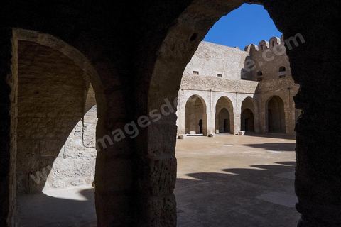 La cour intérieure entourée d'un portique sous lequel s'ouvrent les cellules des moines du ribat de Sousse. Sousse ou la perle du Sahel. 