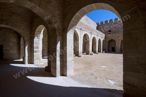 La cour intérieure entourée d'un portique sous lequel s'ouvrent les cellules des moines du ribat de Sousse. Sousse ou la perle du Sahel. 