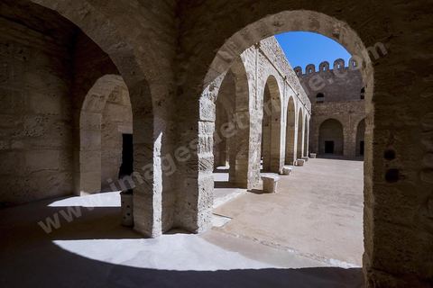La cour intérieure entourée d'un portique sous lequel s'ouvrent les cellules des moines du ribat de Sousse. Sousse ou la perle du Sahel. 