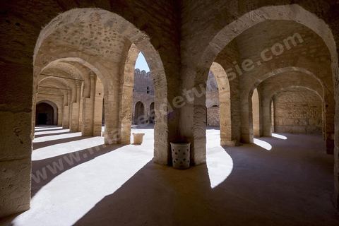 La cour intérieure entourée d'un portique sous lequel s'ouvrent les cellules des moines du ribat de Sousse. Sousse ou la perle du Sahel. 