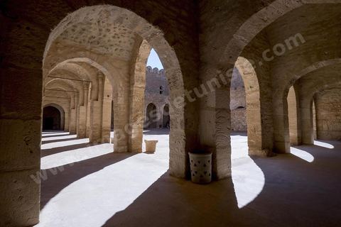 La cour intérieure entourée d'un portique sous lequel s'ouvrent les cellules des moines du ribat de Sousse. Sousse ou la perle du Sahel. 