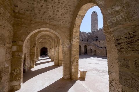 La cour intérieure entourée d'un portique sous lequel s'ouvrent les cellules des moines du ribat de Sousse. Sousse ou la perle du Sahel. 
