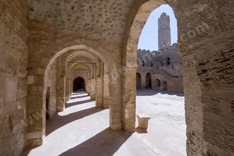 La cour intérieure entourée d'un portique sous lequel s'ouvrent les cellules des moines du ribat de Sousse. Sousse ou la perle du Sahel. 