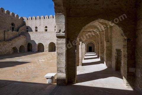 La cour intérieure entourée d'un portique sous lequel s'ouvrent les cellules des moines du ribat de Sousse. Sousse ou la perle du Sahel. 