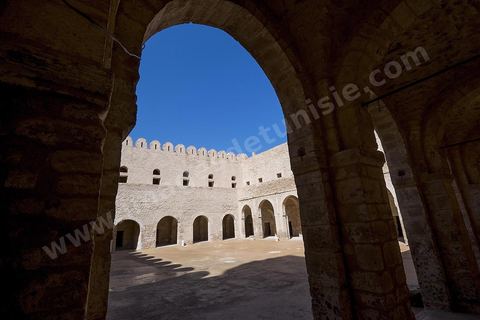 La cour intérieure entourée d'un portique sous lequel s'ouvrent les cellules des moines du ribat de Sousse. Sousse ou la perle du Sahel. 