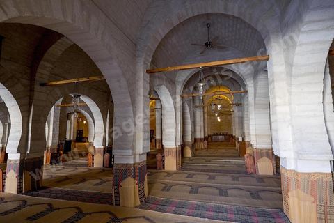 Salle des prières de la Grande mosquée de Sousse dans la medina de Sousse ou la perle du Sahel. 