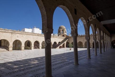 Cour intérieure de la Grande Mosquée de Sousse. Sousse ou la perle du Sahel. 