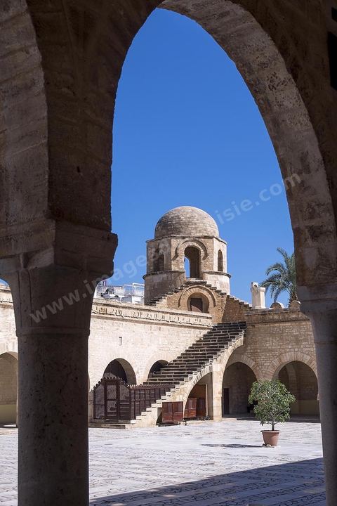 Cour intérieure de la Grande Mosquée de Sousse. Sousse ou la perle du Sahel. 