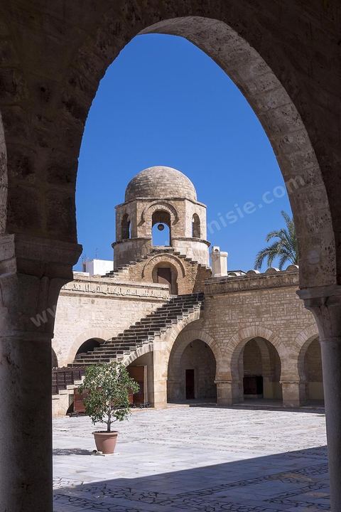 Cour intérieure de la Grande Mosquée de Sousse. Sousse ou la perle du Sahel. 