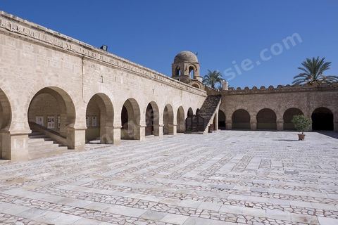 Cour intérieure de la Grande Mosquée de Sousse. Sousse ou la perle du Sahel. 