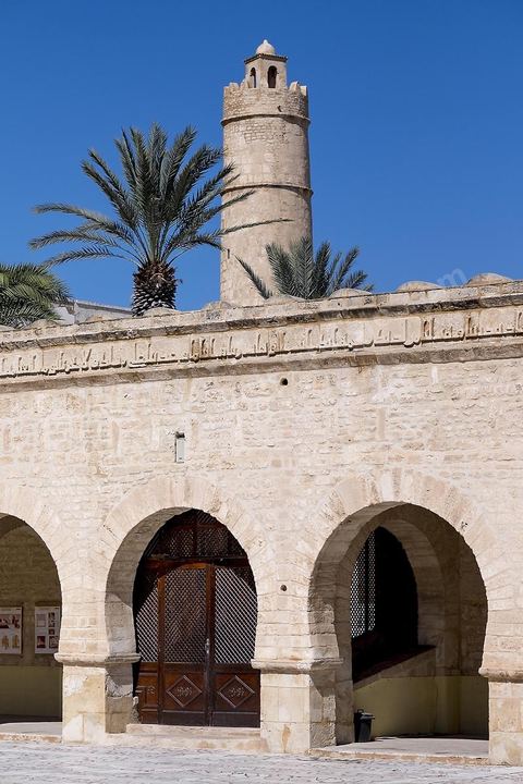 Vue sur le minaret du riabt depuis la cour de la Grande Mosquée de Sousse. Sousse ou la perle du Sahel. 