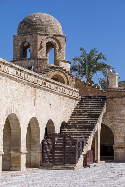 Cour intérieure de la Grande Mosquée de Sousse. Sousse ou la perle du Sahel. 