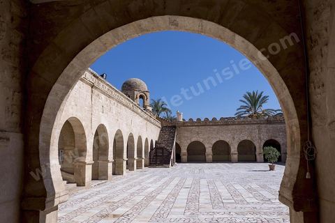 Cour intérieure de la Grande Mosquée de Sousse. Sousse ou la perle du Sahel. 