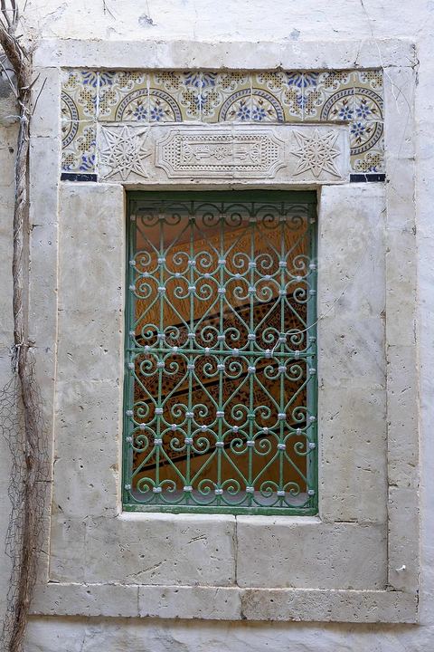 Dar Essid, maison bourgeoise du XVème siècle qui abrite un musée privé d'arts et de traditions, avec de beaux patios, des pièces et salons traditionnels richement décorés avec mobiliers, décorations murales, mais aussi objets de la vie quotidiennes et costumes et bijoux traditionnels. Sousse ou la perle du Sahel. 
