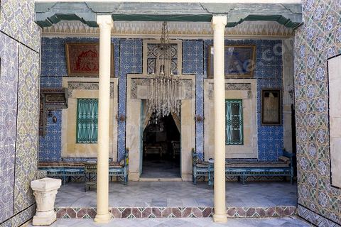Dar Essid, maison bourgeoise du XVème siècle qui abrite un musée privé d'arts et de traditions, avec de beaux patios, des pièces et salons traditionnels richement décorés avec mobiliers, décorations murales, mais aussi objets de la vie quotidiennes et costumes et bijoux traditionnels. Sousse ou la perle du Sahel. 
