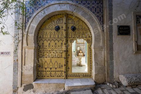 Dar Essid, maison bourgeoise du XVème siècle qui abrite un musée privé d'arts et de traditions, avec de beaux patios, des pièces et salons traditionnels richement décorés avec mobiliers, décorations murales, mais aussi objets de la vie quotidiennes et costumes et bijoux traditionnels. Sousse ou la perle du Sahel. 