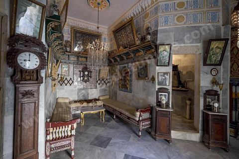 Dar Essid, maison bourgeoise du XVème siècle qui abrite un musée privé d'arts et de traditions, avec de beaux patios, des pièces et salons traditionnels richement décorés avec mobiliers, décorations murales, mais aussi objets de la vie quotidiennes et costumes et bijoux traditionnels. Sousse ou la perle du Sahel. 