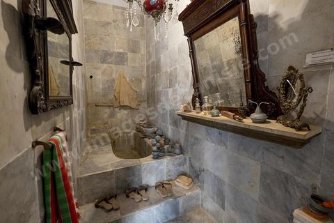 Dar Essid, maison bourgeoise du XVème siècle qui abrite un musée privé d'arts et de traditions, avec de beaux patios, des pièces et salons traditionnels richement décorés avec mobiliers, décorations murales, mais aussi objets de la vie quotidiennes et costumes et bijoux traditionnels. Sousse ou la perle du Sahel. 