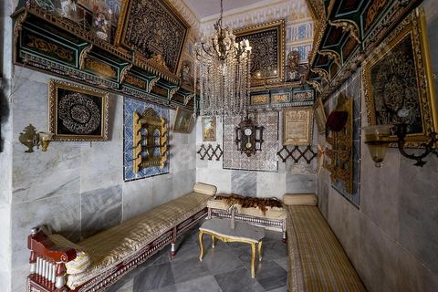 Dar Essid, maison bourgeoise du XVème siècle qui abrite un musée privé d'arts et de traditions, avec de beaux patios, des pièces et salons traditionnels richement décorés avec mobiliers, décorations murales, mais aussi objets de la vie quotidiennes et costumes et bijoux traditionnels. Sousse ou la perle du Sahel. 