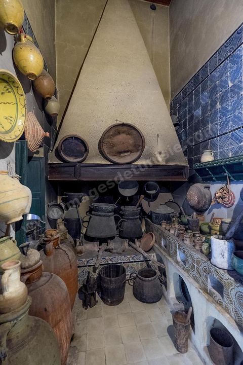 Dar Essid, maison bourgeoise du XVème siècle qui abrite un musée privé d'arts et de traditions, avec de beaux patios, des pièces et salons traditionnels richement décorés avec mobiliers, décorations murales, mais aussi objets de la vie quotidiennes et costumes et bijoux traditionnels. Sousse ou la perle du Sahel. 